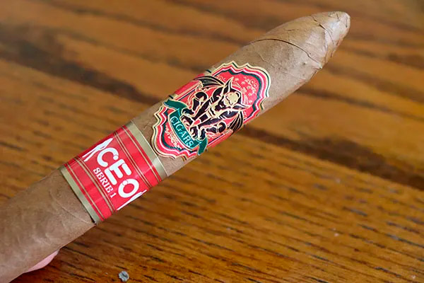 Notre Dame Cigars CEO Serie 1 Figurado