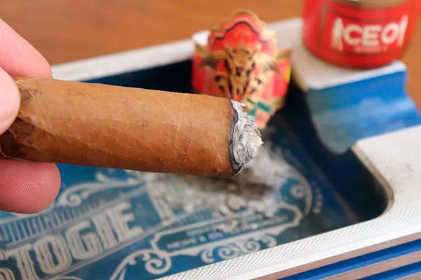 Notre Dame Cigars CEO Serie 1 Figurado
